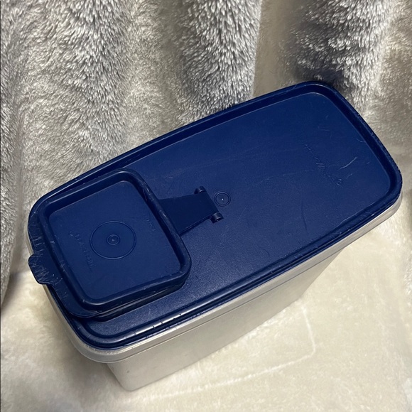 TUPPERWARE 🥣 TALL CLEAR CEREAL KEEPER FOOD STORAGE CONTAINER w/ BLUE LID - Picture 2 of 8